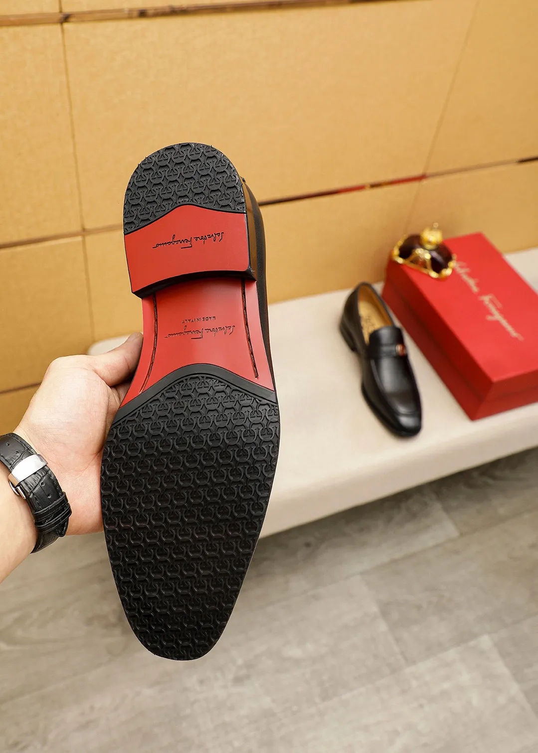 Men's shoes 💰460 💐 Product trademark: Ferragamo "Ferragamo" casual leather shoes Regular size: 38-44 (45.46🉑️customized) Product materials: Selected imported first-layer calfskin upper + luxury hardware buckle, imported water-dyed cowhide leather lining. Strong three-dimensional visual effect, original outsole color: 2⃣️seed leather materials optional
